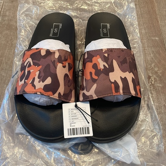 Urban Outfitters Camo Slides - Picture 4 of 6